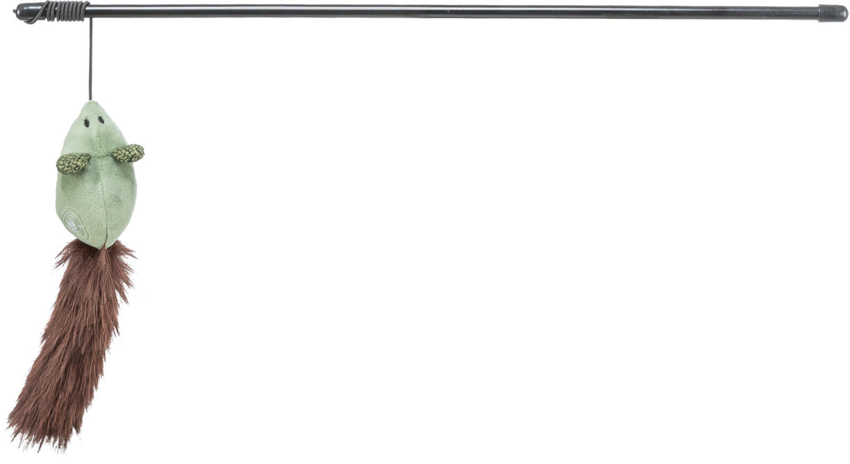 Eine Spielangel mit einem grünlichen Stoffmäuschen und braunem Schwanz an einer schwarzen Stange.