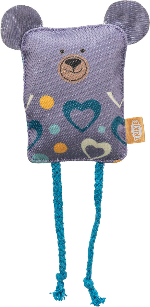 Stoffspielzeug in Bärenform mit lila Muster, blauen Herzmotiven und zwei blauen geflochtenen Seilen.