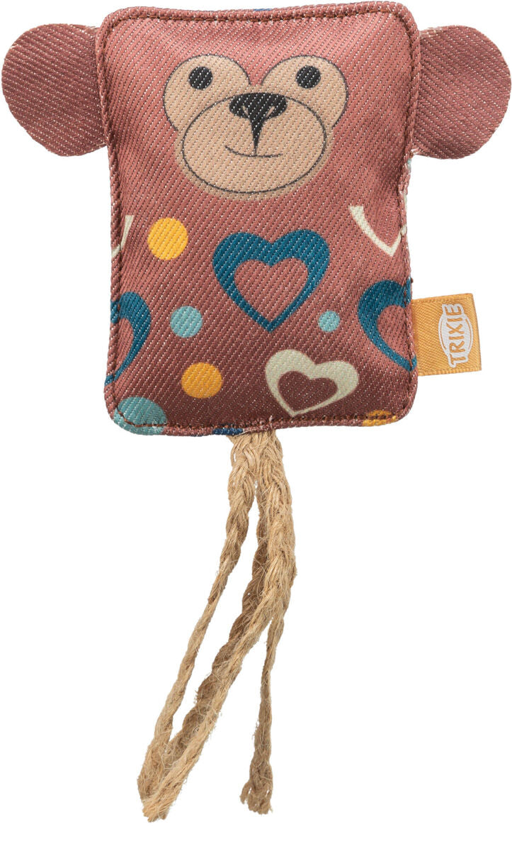 Spielzeug in Form eines Bären mit braunem Stoff, bunten Herzen und Punkten, sowie Juteseilen an der Unterseite.