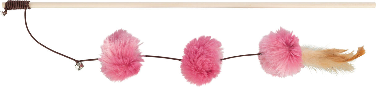 Stab mit Schnur, an der drei pinke, flauschige Bälle und eine kleine Glocke befestigt sind; braun-gelbe Feder am Ende.
