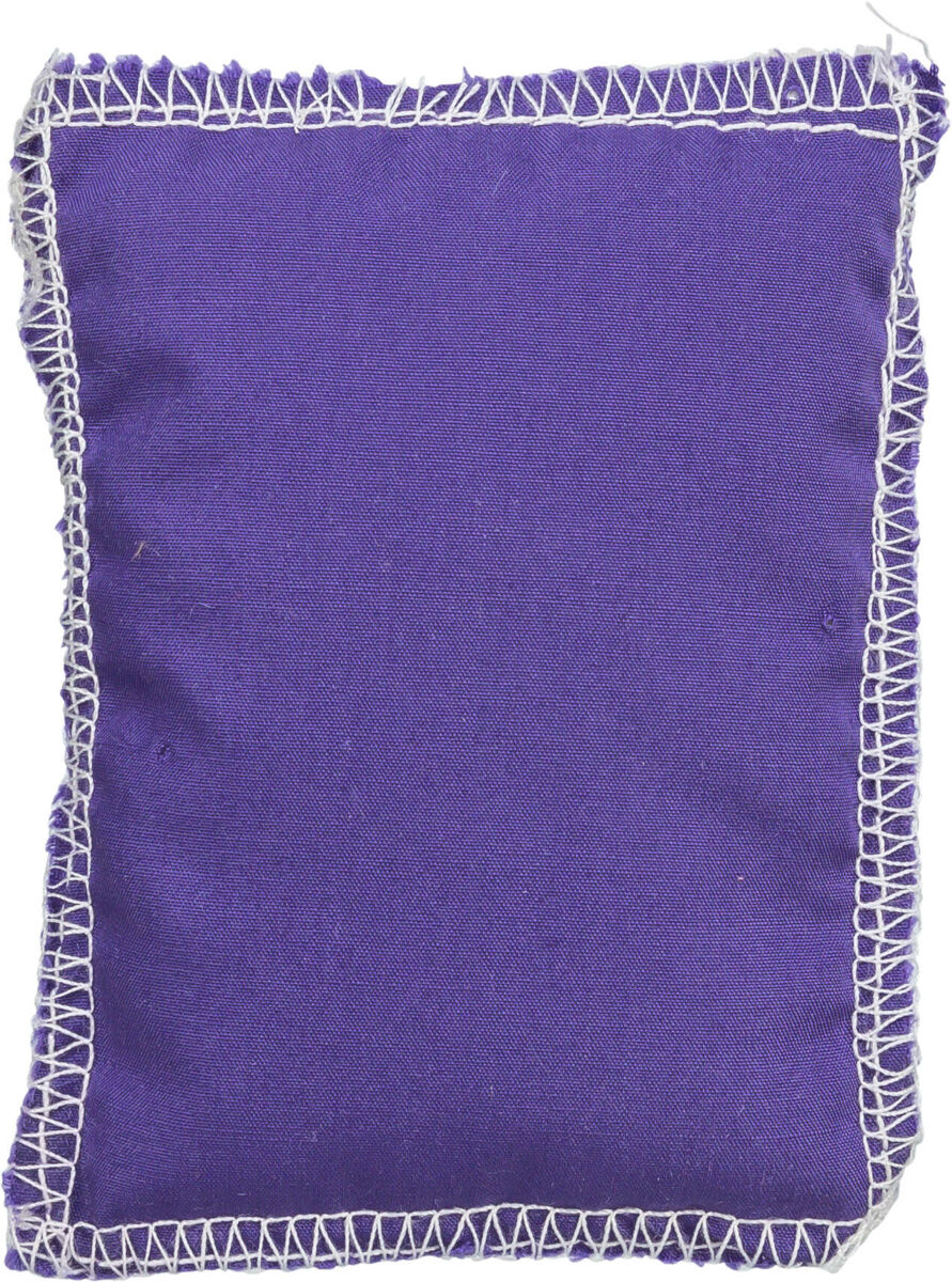 Lila Stoffkissen mit weißem Zickzackmuster an den Nähten.