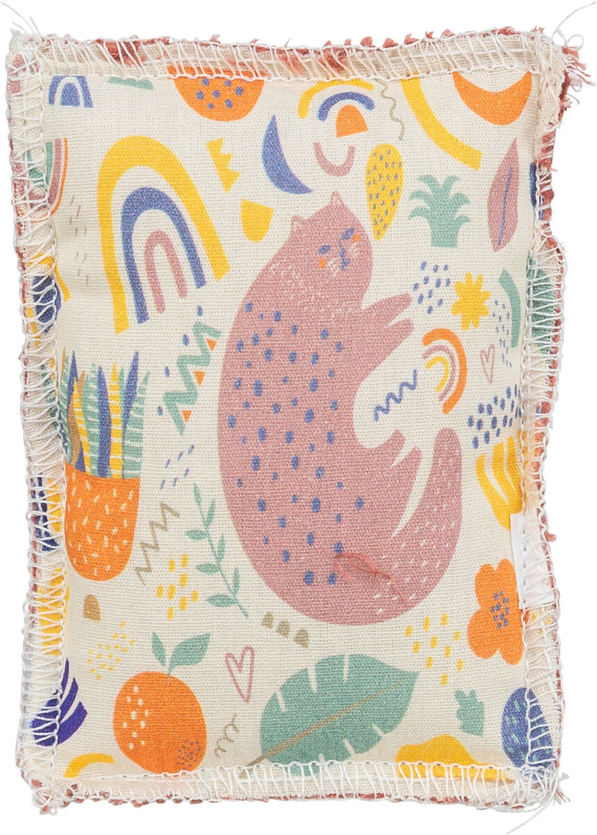 Quadratisches, bunt bedrucktes Kissen mit Fransen, zeigt gemusterte Formen und Tiermotiv auf hellem Stoff.