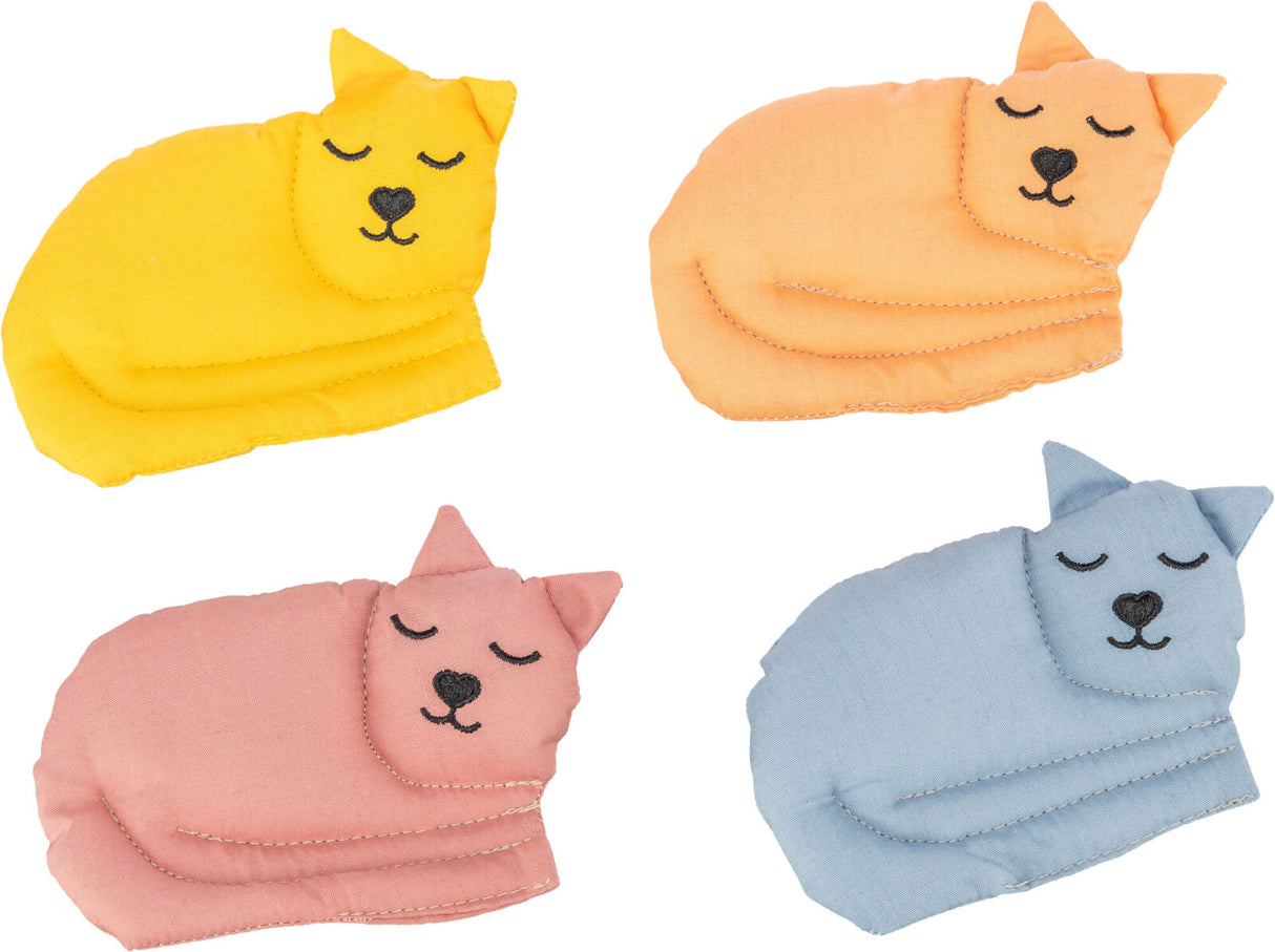 Vier Stoffkatzen in den Farben Gelb, Orange, Rosa und Blau, mit geschlossenen Augen und gestickten Gesichtszügen.