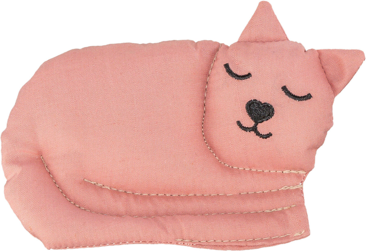 Rosa Textilstück in Form einer Katze mit schwarzen gestickten Gesichtszügen und geschlossenen Augen.