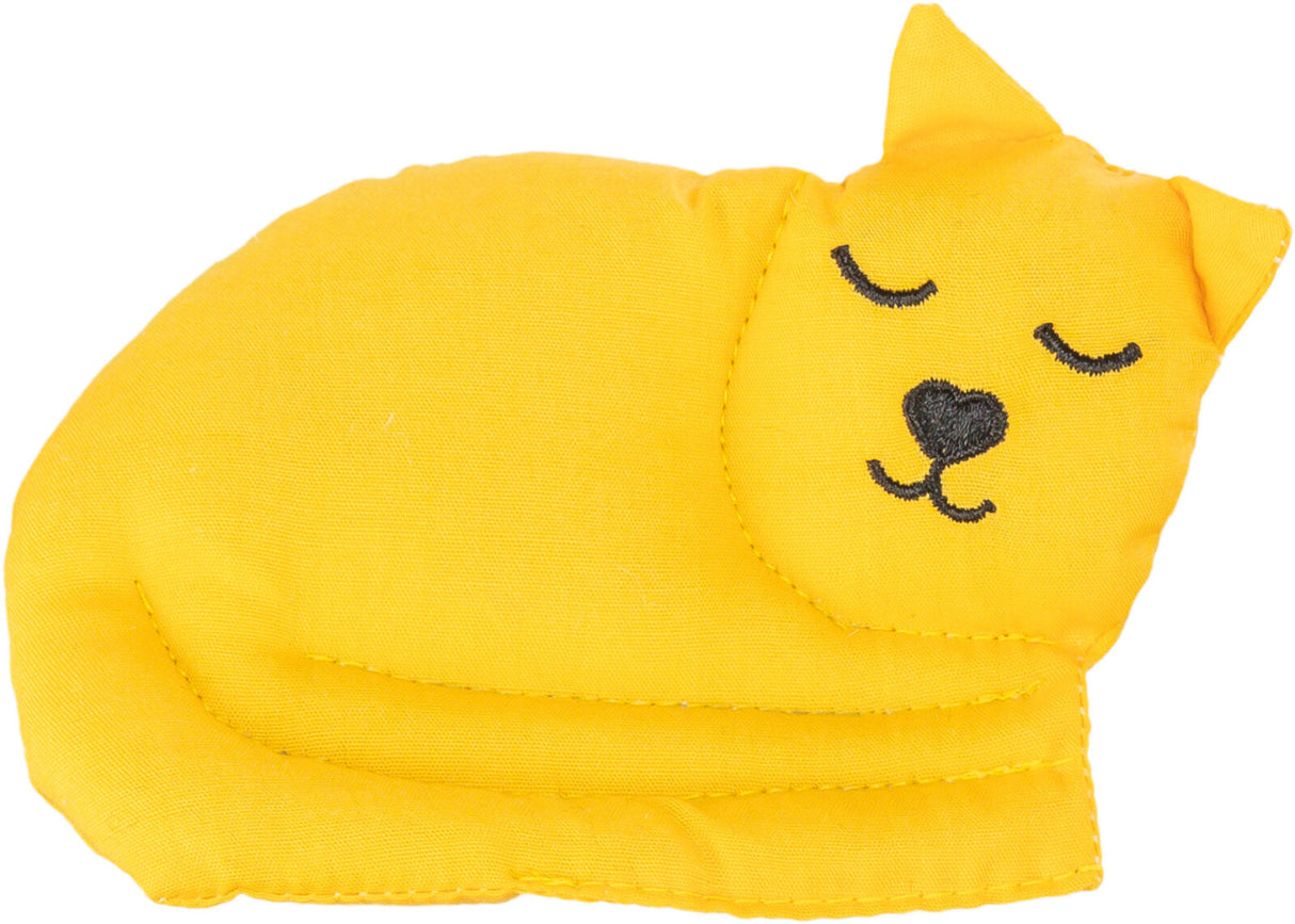 Gelbes, stoffähnliches Objekt in Katzenform mit aufgesticktem Gesicht, das schlafend wirkt.