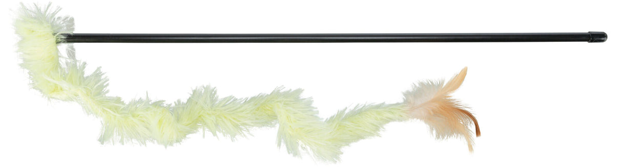 Schwarzer Stab mit daran befestigten gelben und beigen Federn, die eine Spielzeugangel bilden.