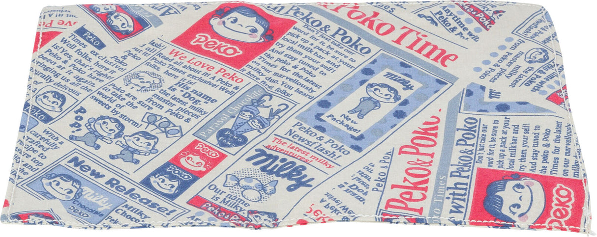 Bunt bedruckter Stoff mit blau-rotem Comic-Design und englischem Text, darunter Gesichter und Symbole.