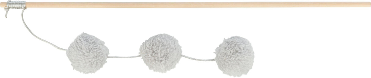Langer Holzstab mit drei flauschigen, weißen Bommeln, die an einer Schnur befestigt sind.