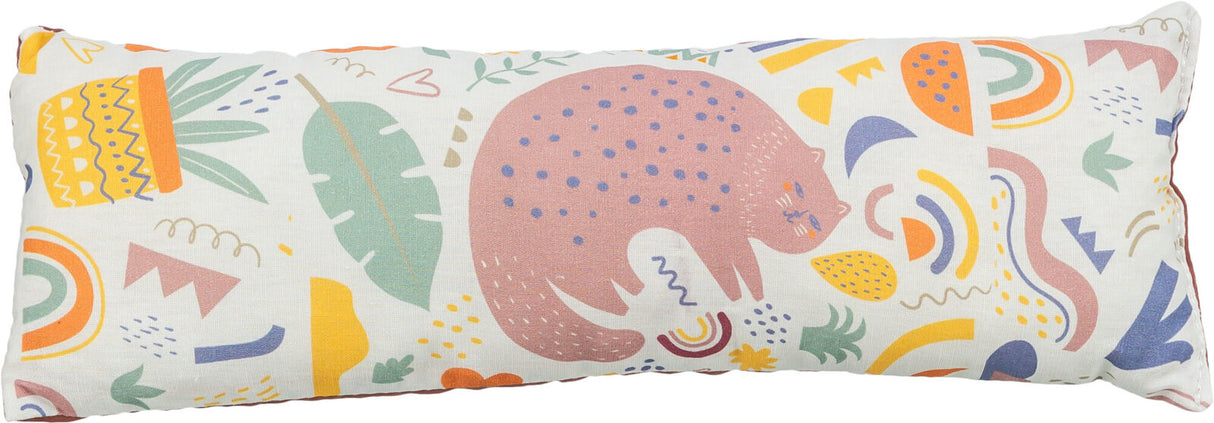 Rechteckiges Kissen mit buntem Muster, zeigt stilisierte Tiere, Pflanzen und geometrische Formen auf hellem Hintergrund.