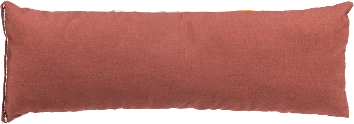 Rechteckiges, rotbraunes Kissen mit einer glatten Oberfläche und sichtbaren Nähten an der Seite.