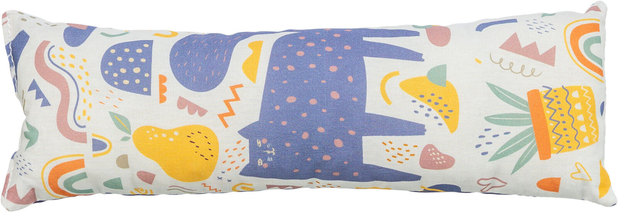 Rechteckiges Kissen mit buntem, abstraktem Muster in Blau, Gelb und Rosa auf weißem Hintergrund.