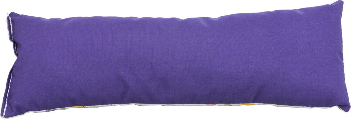 Rechteckiges, lila Kissen mit glatter Oberfläche und einem sichtbaren Stoffrand an den Seiten.