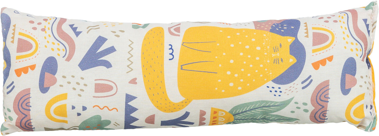 Rechteckiges Kissen mit bunten geometrischen Mustern und einem großen gelben Katzenmotiv auf weißem Hintergrund.