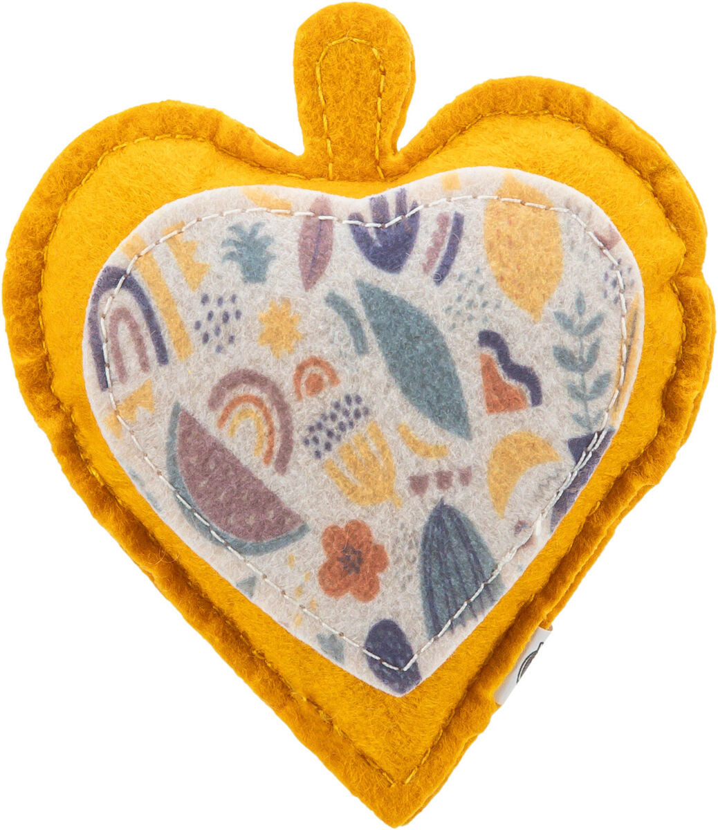 Herzförmiges Kissen aus gelbem Stoff mit einem aufgenähten, gemusterten Vorderteil in bunten Farben.