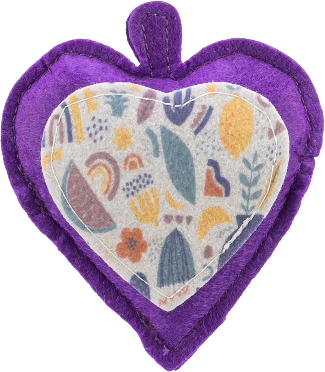 Herzförmiges lila Filzkissen mit buntem, abstraktem Muster in der Mitte und kleinen Stickereien.