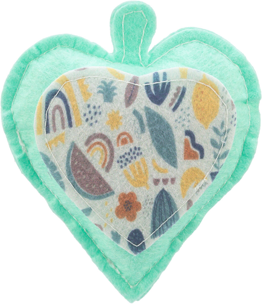 Herzförmiges Kissen aus hellgrünem Stoff mit buntem Muster in der Mitte, darunter Formen und Symbole.