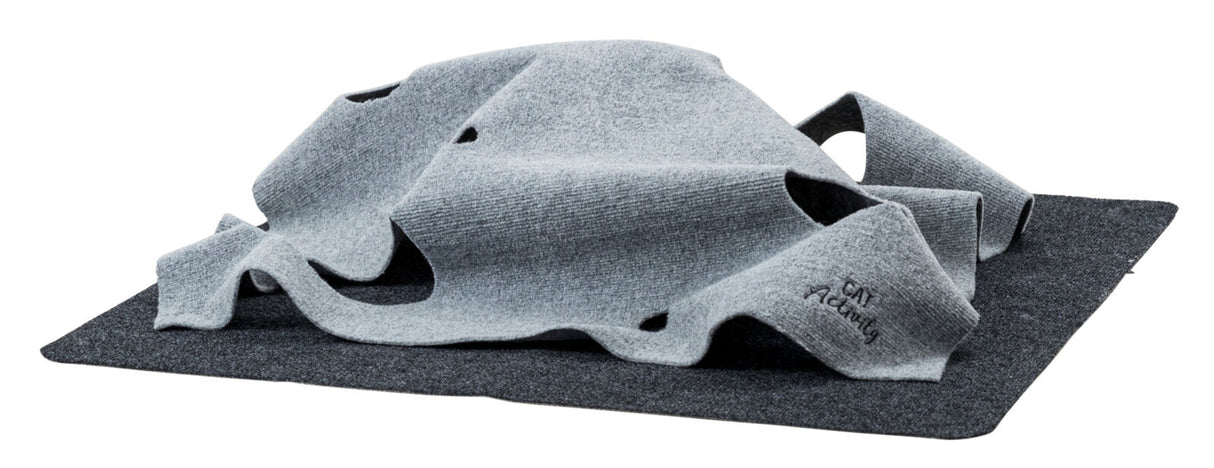 Graue, strukturierte Stoffoberfläche mit unregelmäßigen Falten und Löchern auf dunkler Unterlage.