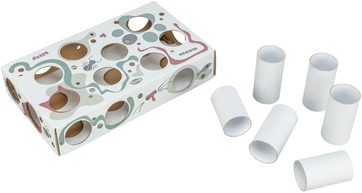 Weiße Pappbox mit runden Löchern und buntem Muster, daneben sechs separate weiße Papprollen.