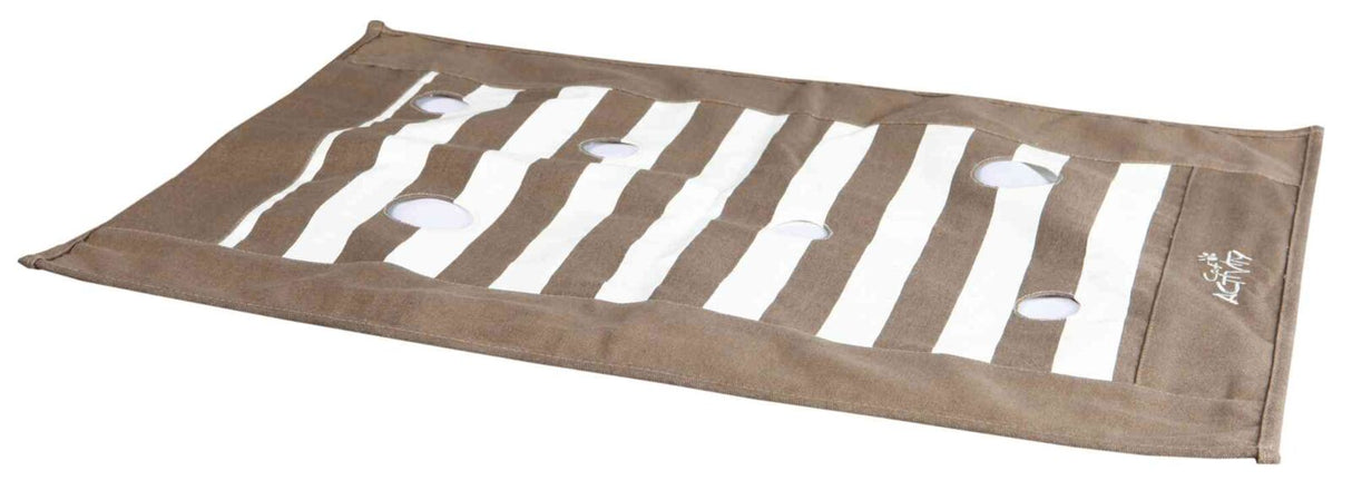 Braune Matte mit weißen Streifen und mehreren runden Öffnungen; Schriftzug an der Ecke.