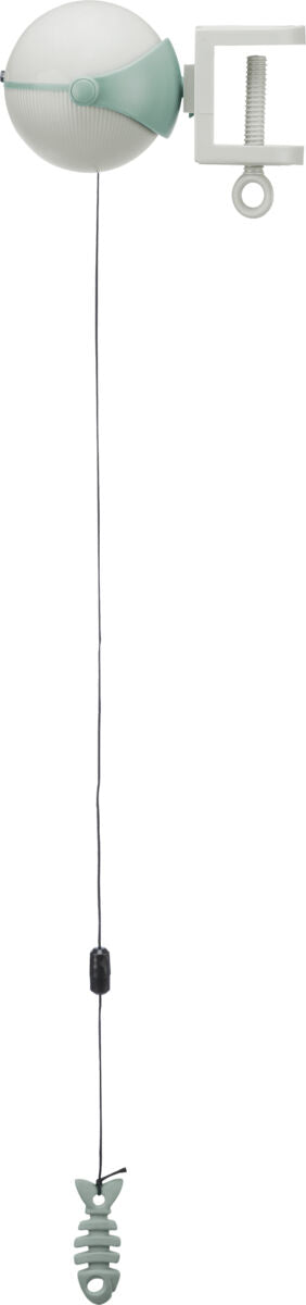 Runde Vorrichtung mit Klemme am oberen Rand, herabhängende Schnur mit fischförmigem Spielzeug am Ende.