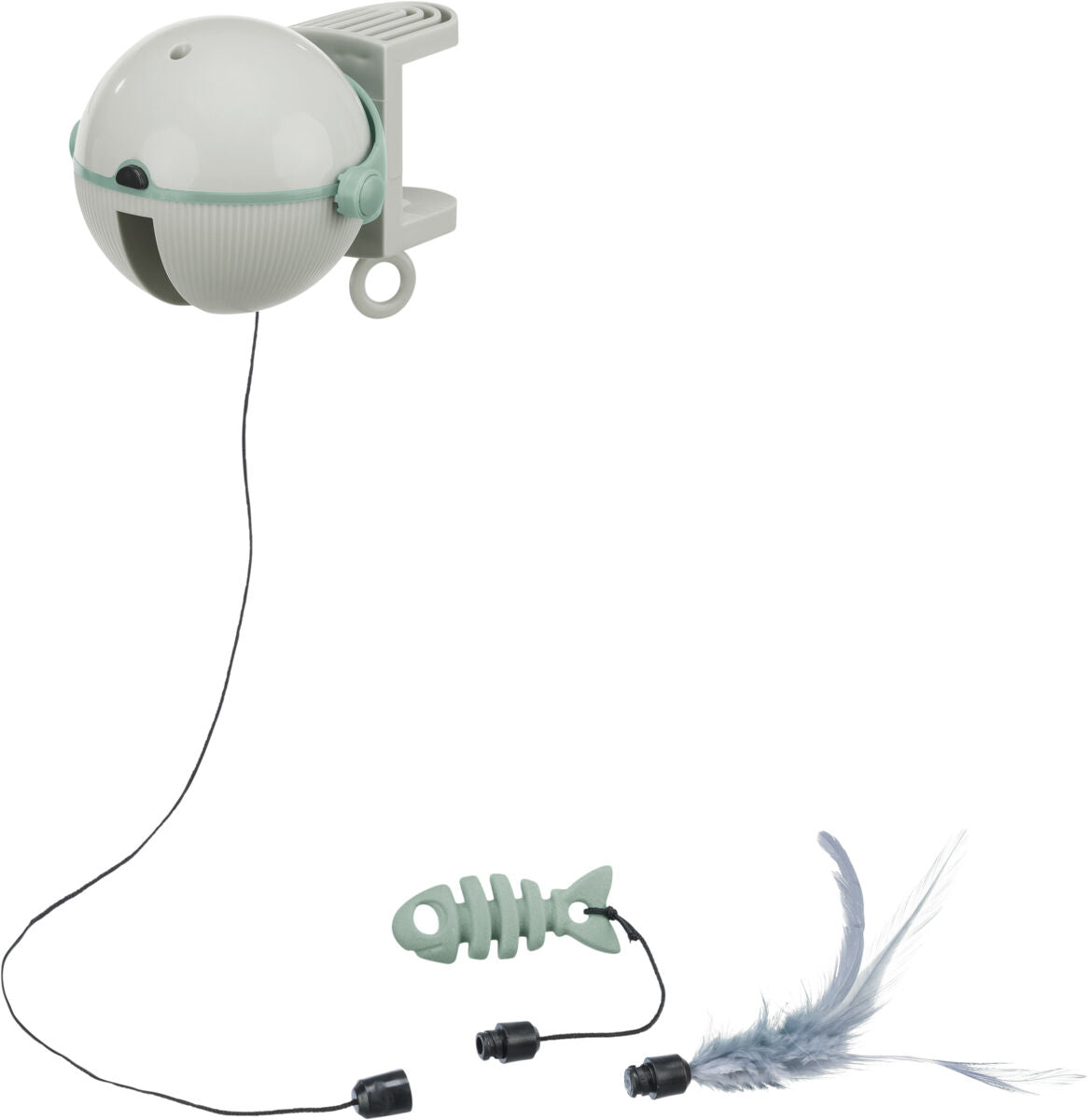 Beigefarbenes Wandspielzeug mit runder Halterung, grünem Fischanhänger und blauen Federn an Schnur.