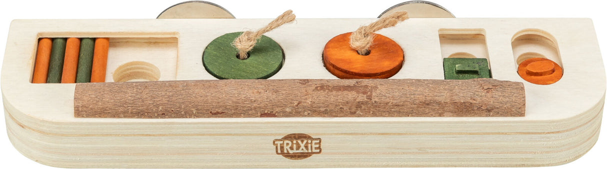 Holzspielzeug mit grünen und orangen Elementen, Seilen und einem Holzstab auf einer rechteckigen Platte.