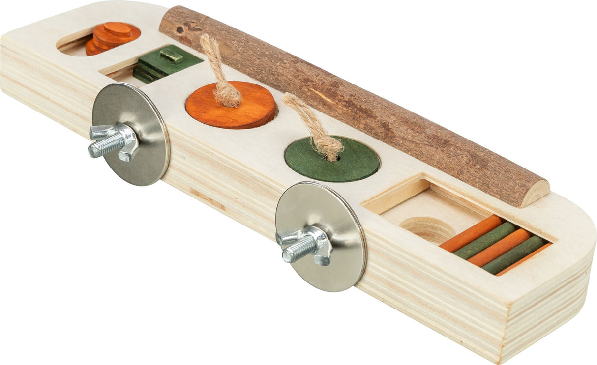 Holzspielzeug mit orangen und grünen Scheiben, Seilen, Stab und Metallschrauben, rechteckige Form.