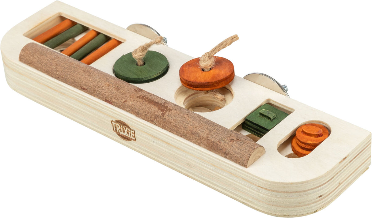 Holzspielzeug mit bemalten Scheiben und Seilen, Aufschrift "TRIXIE", hervorstehende Stange, ovales Design.