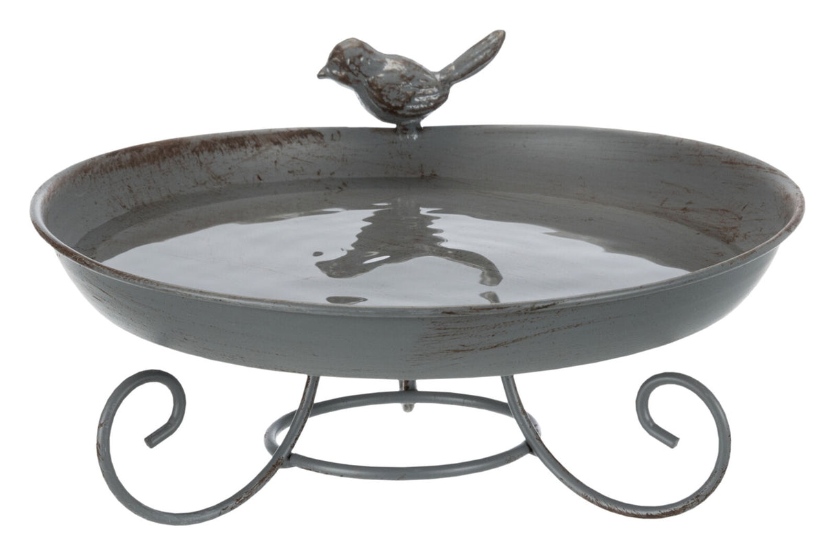 Metallschale auf geschwungenem Ständer mit Wasser, verziert mit einer kleinen Vogelfigur am Rand.