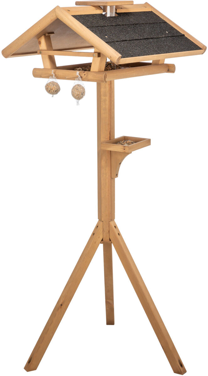 Holz-Vogelfutterstation mit schwarzer Dachabdeckung, zwei hängende Futterkugeln und kleinem seitlichen Tablett.