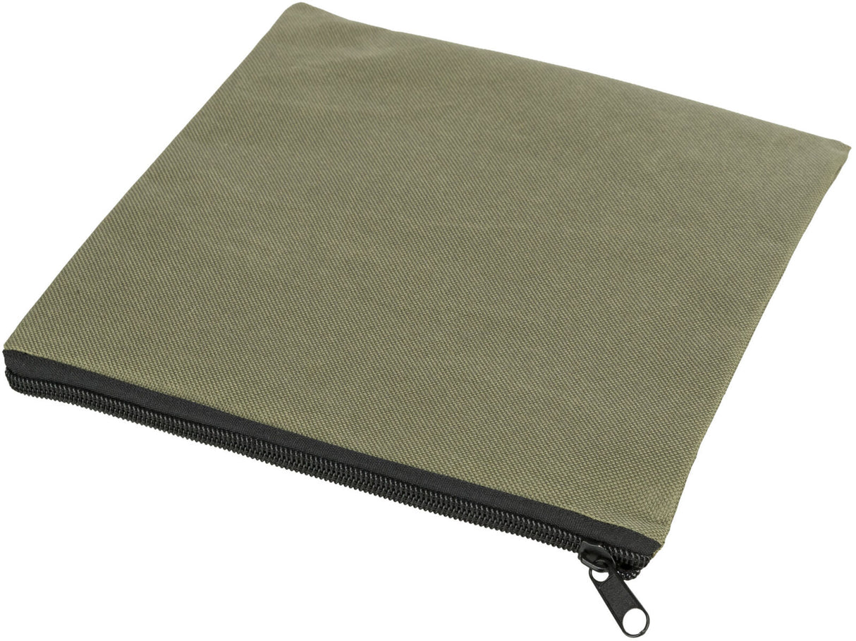 Quadratisches, flaches Etui in olivgrüner Farbe mit schwarzem Reißverschluss an einer Ecke.