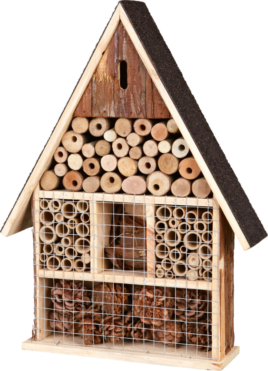 Holzhäuschen mit schwarzem Dach, gefüllt mit unterschiedlich dicken Holzstäben, Röhren und Tannenzapfen, durch Gitter geschützt.