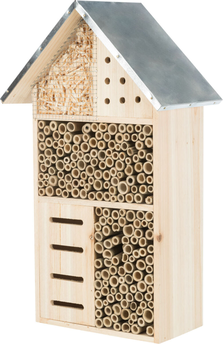 Holz-Insektenhotel mit verschiedenen Fächern, Bambusröhren und einem Metall-Dach, dient als Nisthilfe.