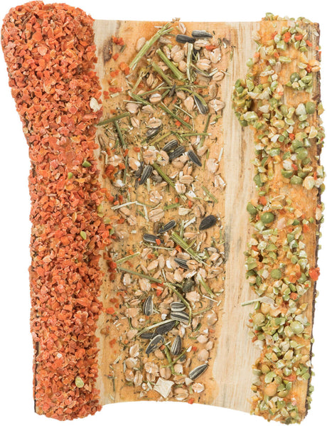 Holzbrett mit drei Abschnitten von getrockneten, grob gehackten Lebensmitteln in Rot, Grün und Beige.