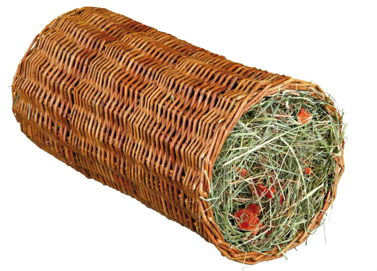 Geflochtener Zylinder aus braunem Material, offen und gefüllt mit Heu und roten Stücken, isoliert auf weißem Hintergrund.