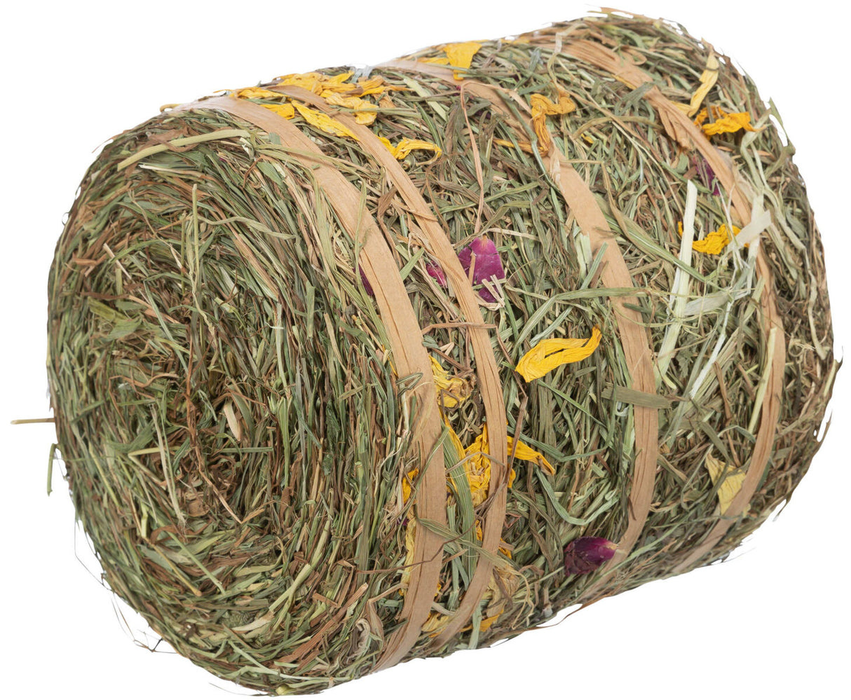 Zylinderförmiges Bündel aus getrocknetem Gras und Blumen mit gelben und violetten Blütenelementen, gebunden mit Bändern.