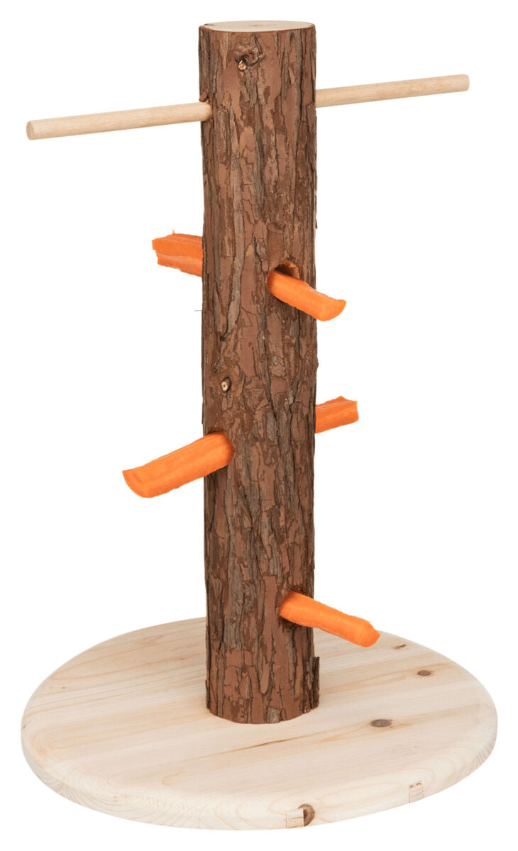 Holzstamm mit Rinde auf runder Basis, waagerechte Holzstangen oben, orangenes Gemüse in Löchern.
