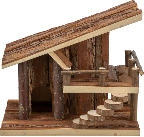 Holzhausmodell mit Rindenstruktur, schrägem Dach, seitlichen Stufen und einem kleinen Balkon auf einem Sockel.