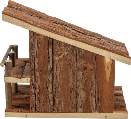 Holzhäuschen mit schrägem Dach aus Rinde und kleiner seitlicher Sitzbank aus naturbelassenen Zweigen.