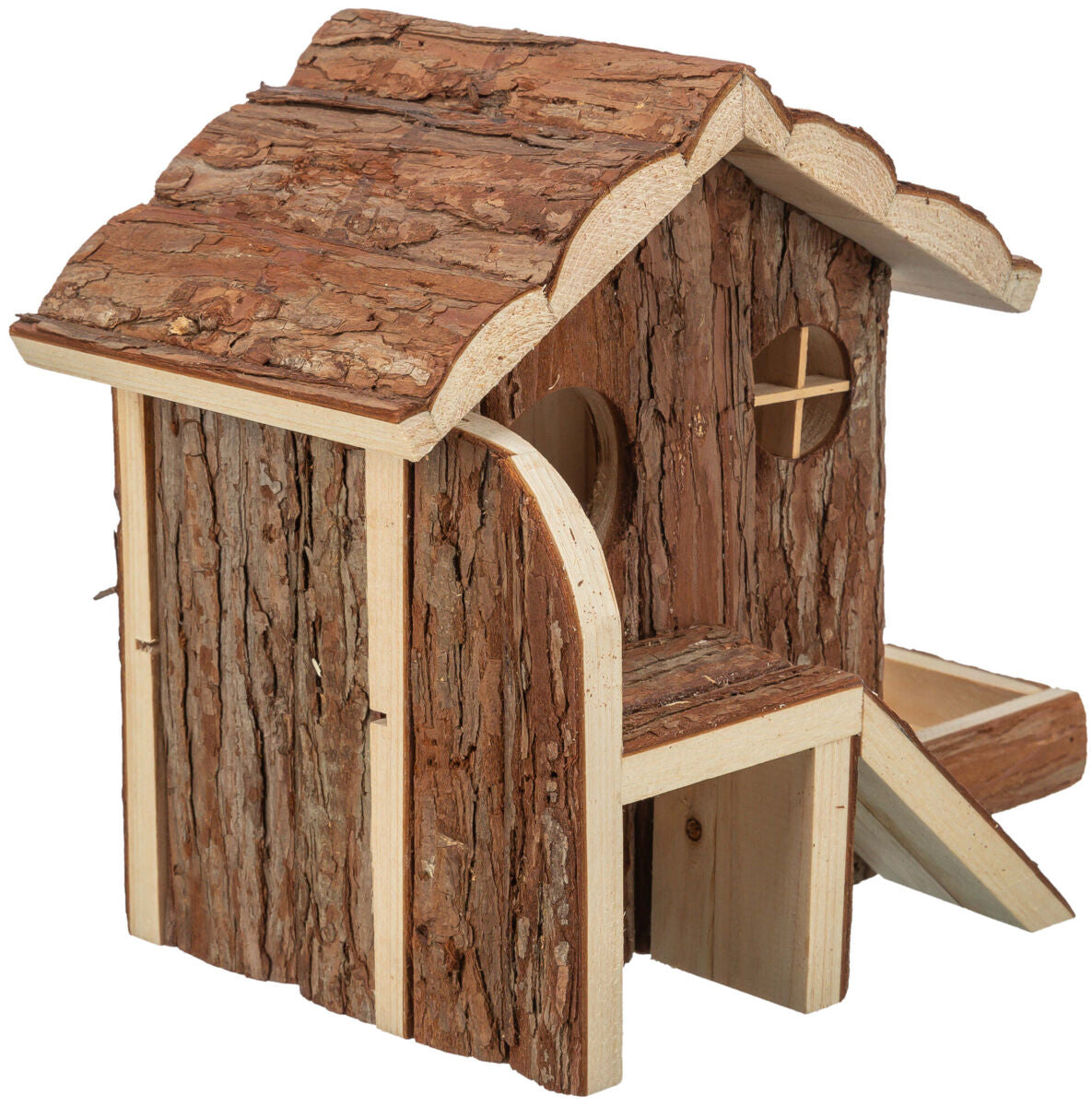 Holzhaus mit Baumrindenverkleidung, runde Fensteröffnung und kleine Rampe an der Seite, rustikales Design.