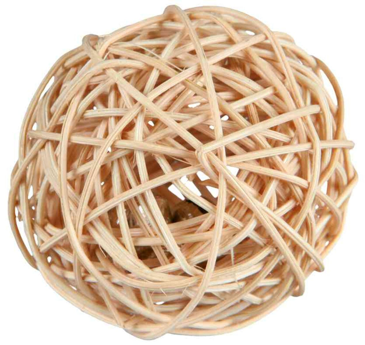 Kugel aus geflochtenen, hellbraunen Streifen, die ein offenes, gitterartiges Muster bilden, gut sichtbar.