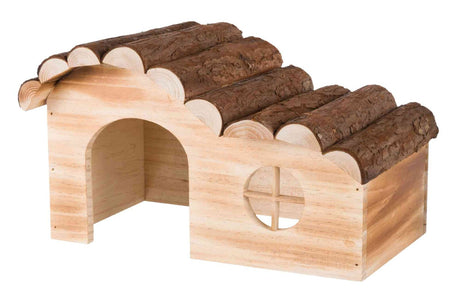 Kleine Holzhütte mit Rindendach und rundem Fenster, das Holz hat eine natürliche braune Farbe.