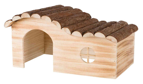 Holzhaus mit gewölbtem Dach aus Baumrinde, offener Eingang und rundem Fenster mit Kreuzstreben.