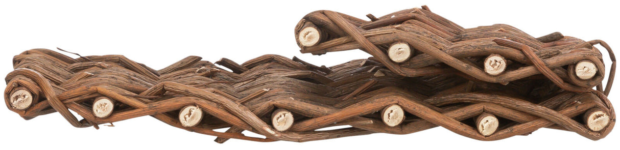 Geflochtene braune Holzzweige liegen eng übereinander, mit sichtbaren Schnittflächen an den Enden.