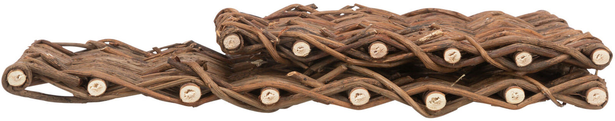 Ein Stapel verknoteter, brauner Äste mit sichtbaren Schnittflächen in einer welligen Anordnung liegt vor weißem Hintergrund.