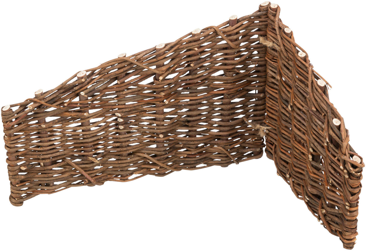 Brauner geflochtener Sichtschutz aus Holz in L-Form mit grobem Muster.