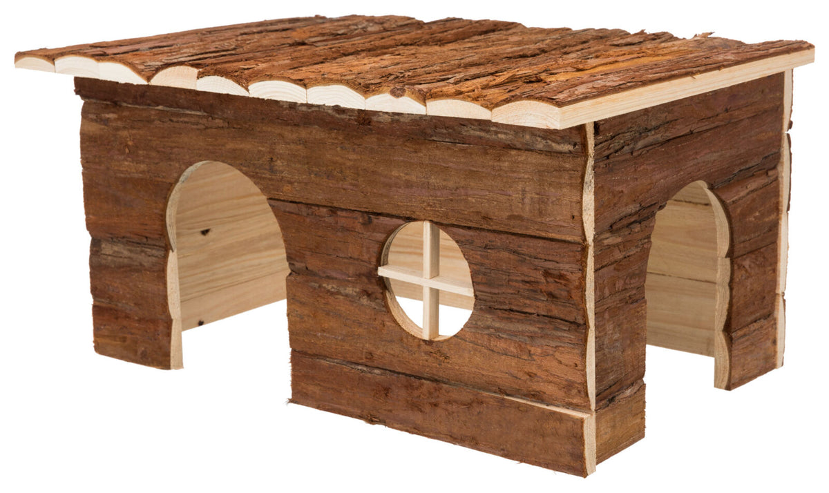 Holzhaus mit Rindenverkleidung, zwei bogenförmige Eingänge unten, rundes Fenster mit Gitterstruktur daneben.