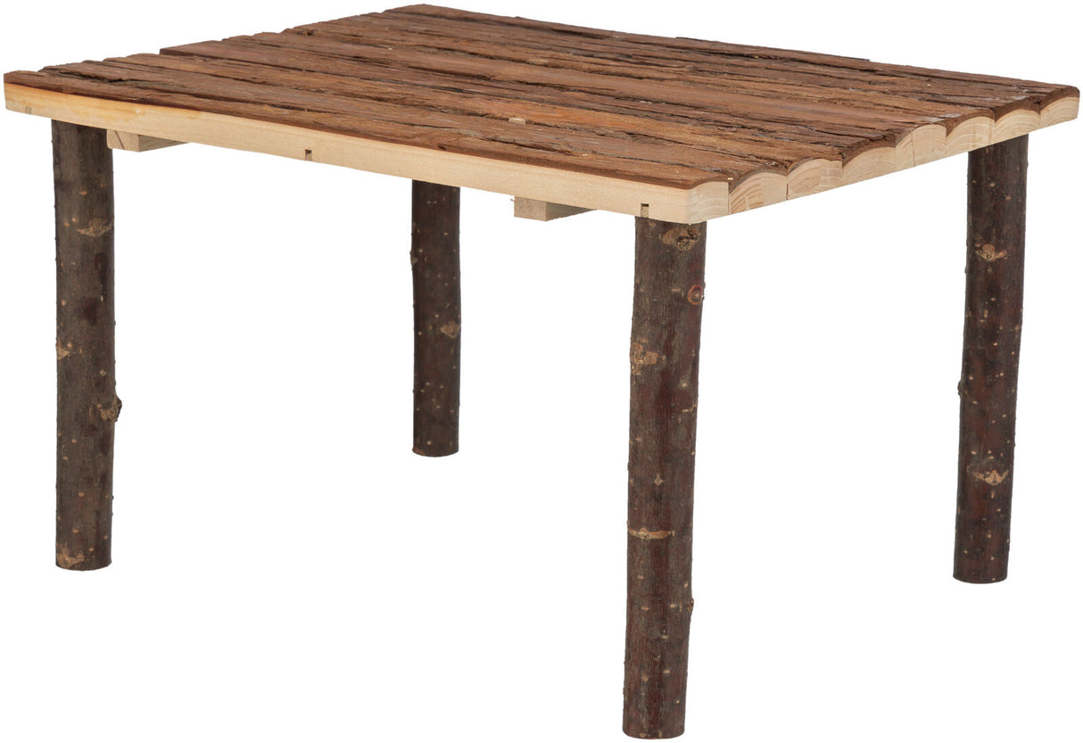 Holztisch mit natürlicher Rinde als Tischplatte und vier dünnen Baumstammuntergestellen in Naturfarben.