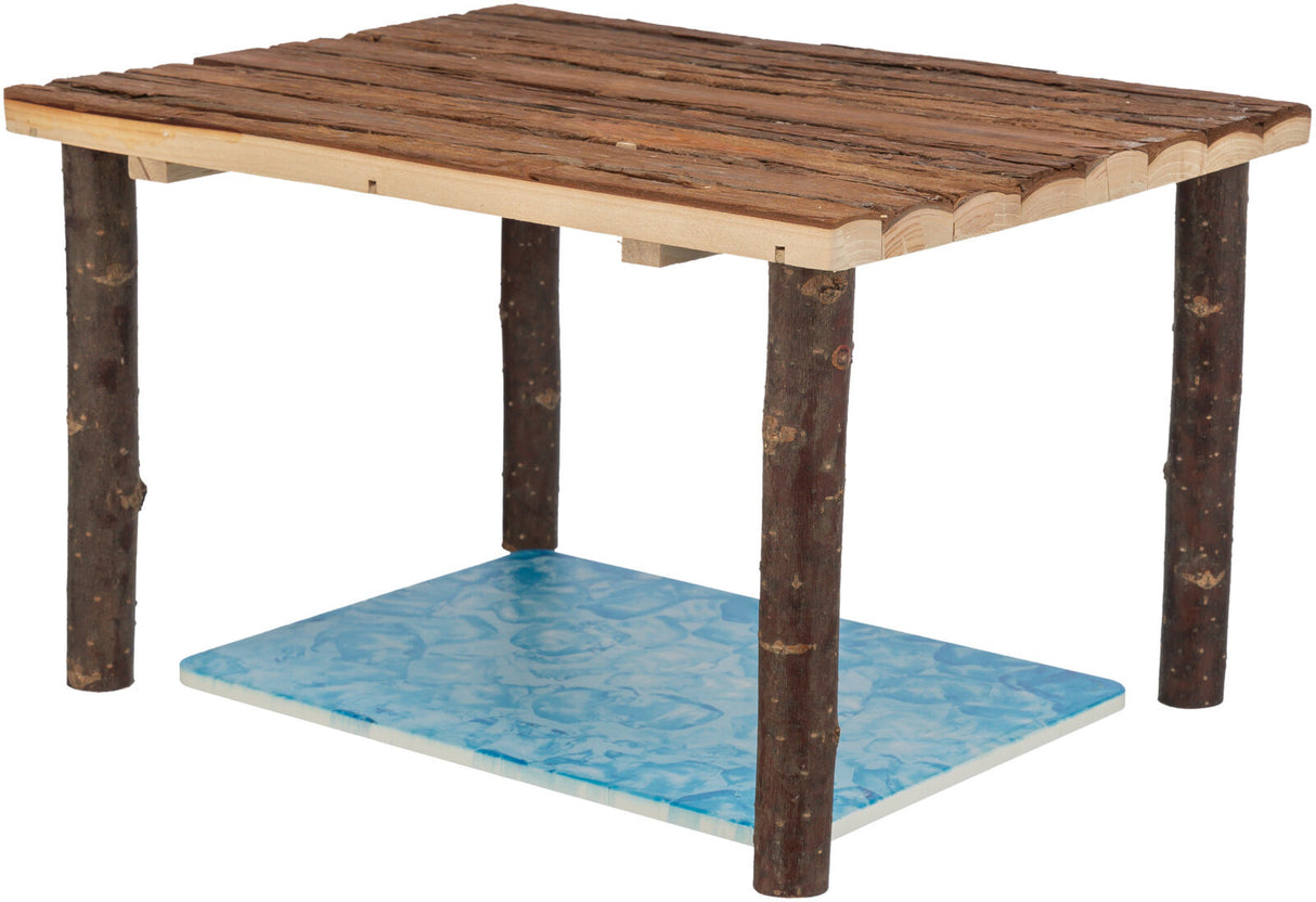 Holzgestell mit brauner Oberfläche und vier naturbelassenen Ästen als Beine, weiß-blau gemusterte Bodenplatte.