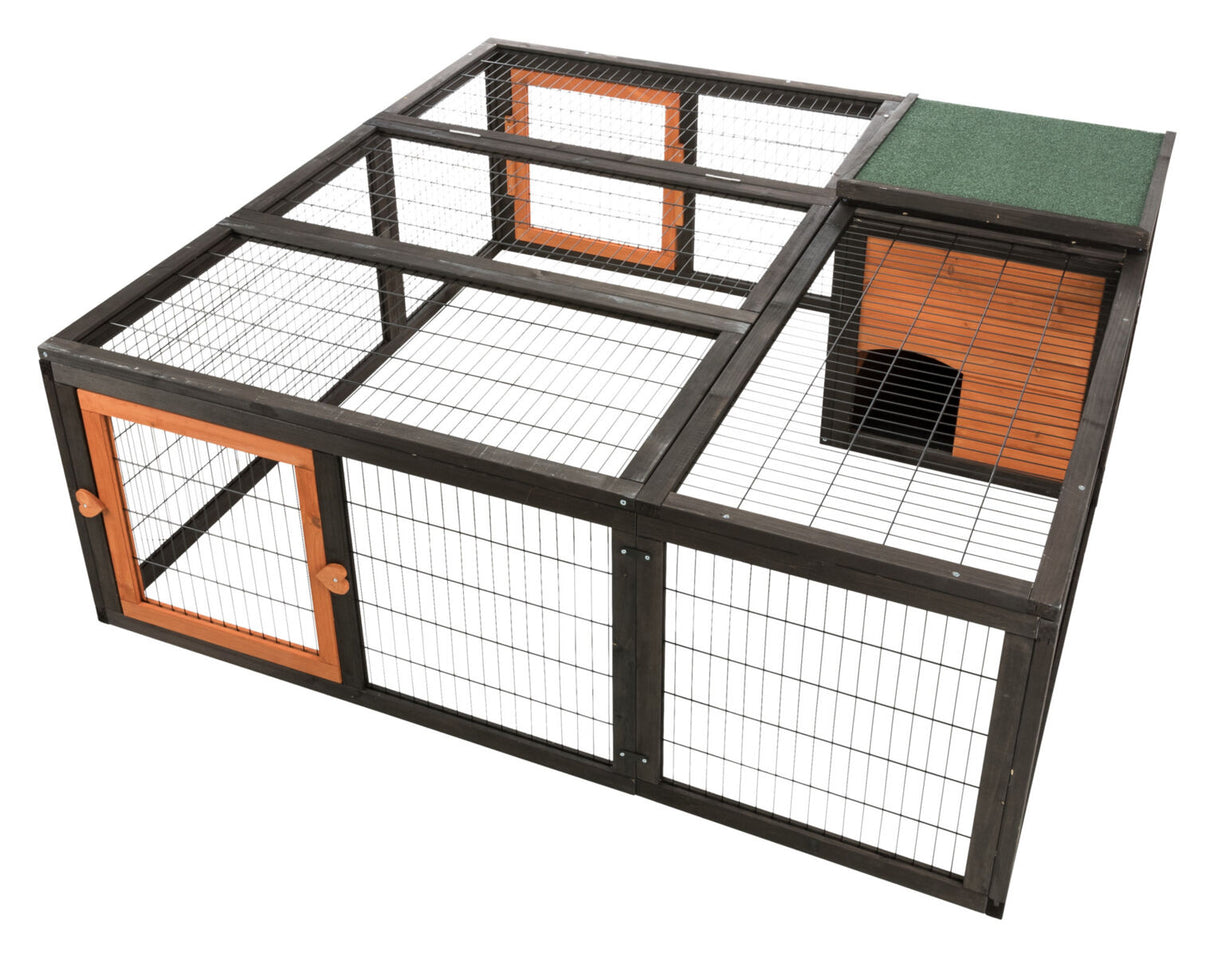 Rechteckiges Gehege aus Holz und Draht mit grünem Dachbereich und seitlicher Zugangstür aus Holz.